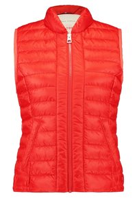 Röd pufferväst med ståkrage, vertikala quiltade sömmar, fram zip-öppning och två sidofickor. Lätt och slät textur.