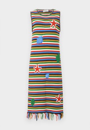 Bezrukávové úpletové šaty po kolená s viacfarebnými vodorovnými pruhmi, nášivkami s námornou tematikou a lemom s viacfarebnými strapcami.