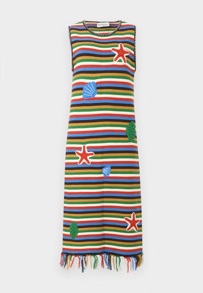 Ärmelloses, knielanges Strickkleid mit mehrfarbigen horizontalen Streifen, maritim inspirierten Aufnähern und mehrfarbigem, fransigem Saum.