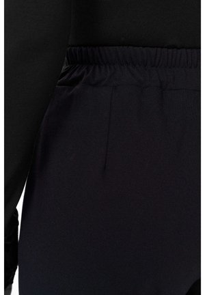 Czarny elastyczny pas z miękkiego, gładkiego materiału. Projekt charakteryzuje się subtelną teksturą oraz jedną zaszewką kieszeniową po bokach.