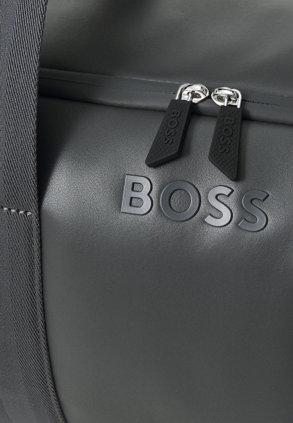 DAN HOLDALL - Weekend bag2