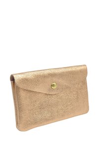 Pochette en cuir métallisé doré avec une surface texturée, fermeture à pression et design en enveloppe. Forme rectangulaire compacte avec bords arrondis.