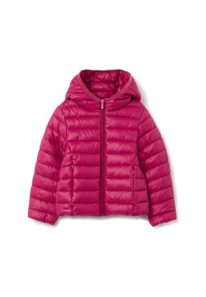 Doudoune en rose vif avec fermeture éclair, capuche et design matelassé. Présente des coutures horizontales et une texture lisse.
