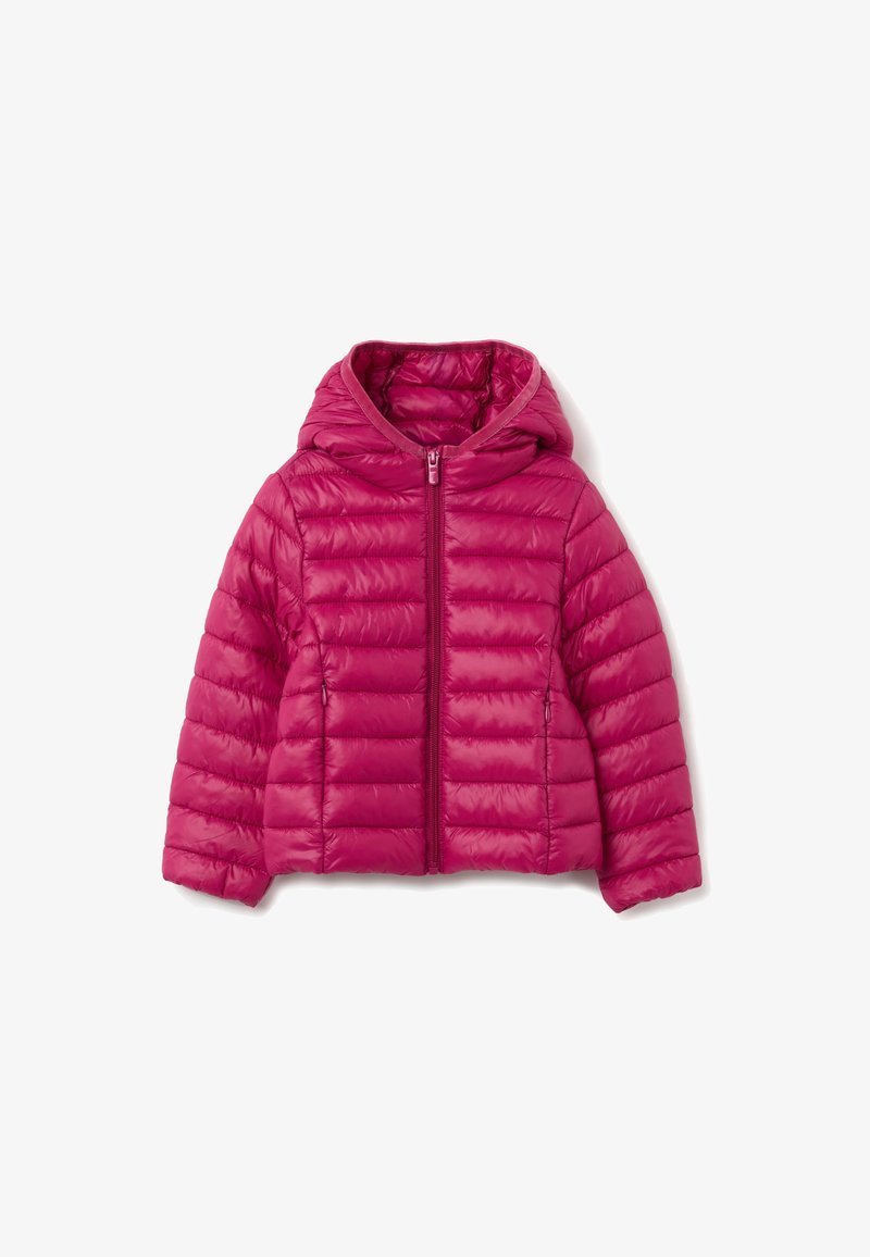 Chaqueta de plumón en rosa brillante con cierre de cremallera, capucha y diseño acolchado. Presenta costuras horizontales y una textura suave.