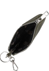 Oliven grøn læder møntpung med en sølv lynlås, nøgleringsfastgørelse og sort stofforing med trykte accenter.