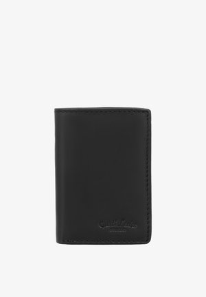 Portafoglio bifold in pelle nera con cuciture visibili e piccolo logo del marchio impresso in basso a destra.