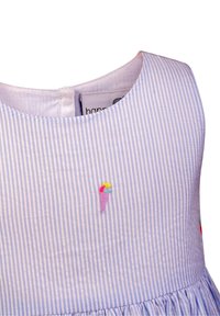 Abito a righe blu e bianche con scollatura rotonda, chiusura a bottoni sul retro e ricamo colorato di un cono gelato sulla parte anteriore.