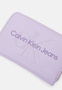 Calvin Klein Jeans SCULPTED ZIP AROUND - Portafoglio - pastel lilac