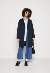 Marc O'Polo SHORT WITH BELT DOUBLE BREASTED LAPEL COLLAR - Trenčkot - deep blue sea
