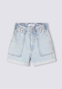 Short in denim azzurro chiaro con vita elasticizzata, tasche frontali, passanti per cintura e risvolti arrotolati su uno sfondo chiaro e semplice.
