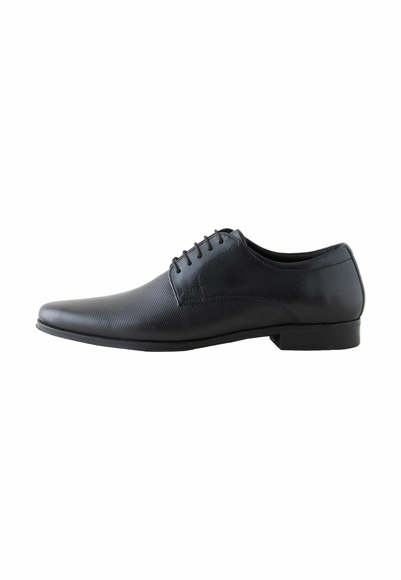 Schwarze Leder-Formalschuhe mit strukturiertem Finish, spitzem Zehenbereich und sechs Schnürsenkellochungen. Verfügt über einen niedrigen Absatz und ein elegantes, schlankes Design.