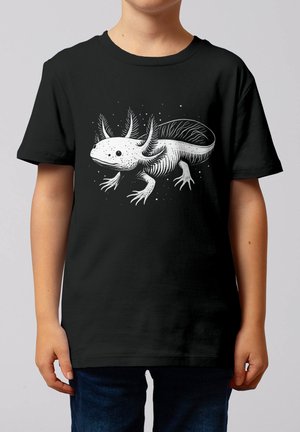 Kind trägt ein schwarzes T-Shirt mit weißer Illustration eines Axolotls, das gefiederte Kiemen und vier Beine zeigt.