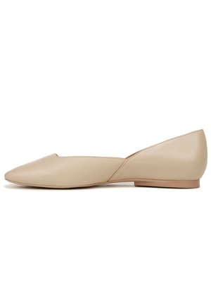 Beige leren puntige flats met een lage hak en een zachte textuur. Kenmerkt zich door een minimalistisch ontwerp en strakke lijnen.