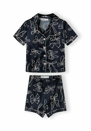 Ensemble composé d'une chemise noire à manches courtes boutonnée et d'un short, ornés de dessins de nœuds blancs sur le tissu, avec une poche poitrine et une taille élastique.