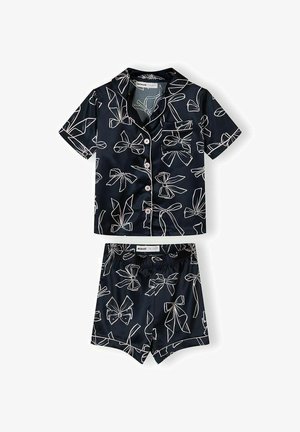 Ensemble composé d'une chemise noire à manches courtes boutonnée et d'un short, ornés de dessins de nœuds blancs sur le tissu, avec une poche poitrine et une taille élastique.