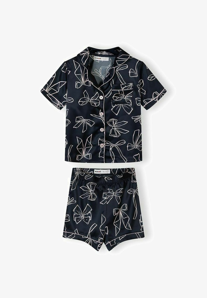 Ensemble composé d'une chemise noire à manches courtes boutonnée et d'un short, ornés de dessins de nœuds blancs sur le tissu, avec une poche poitrine et une taille élastique.