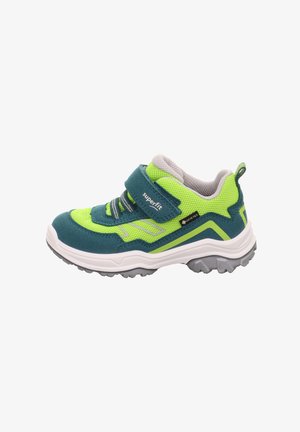 Chaussure de sport pour enfants en vert et bleu avec fermeture à scratch, mesh respirant et semelle blanche robuste conçue pour une utilisation en extérieur.