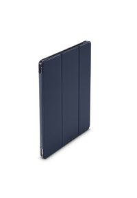 Dunkelblaue dreifach gefaltete Tablethülle, die aufrecht steht, mit sichtbaren klaren Eckenprotektoren auf weißem Hintergrund.