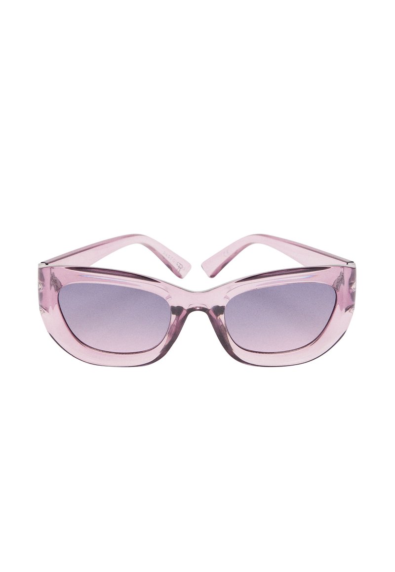 Okulary przeciwsłoneczne z różowym zabarwieniem, o smukłym, prostokątnym kształcie, soczewkach z gradientem i cienkich, lekko zakrzywionych zausznikach wykonanych z przezroczystego plastiku.