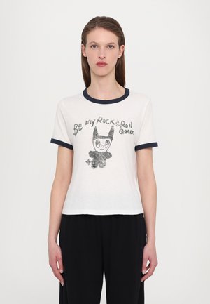 Tricou alb din bumbac cu guler navy. Prezintă o imprimare grafică neagră a unui personaj de desene animate și textul "Fii regina mea Rock & Roll."