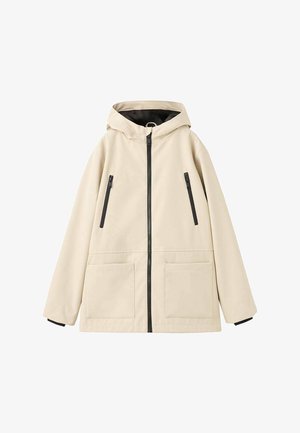 Giacca impermeabile beige con cappuccio, cerniera nera e dettagli sulle tasche, con due tasche frontali e una vestibilità leggermente ampia.