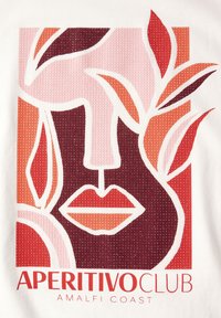 Tela blanca con un diseño geométrico en rosa, rojo y burdeos. Texto 'APERITIVO CLUB COSTA DE AMALFI' en la parte inferior.