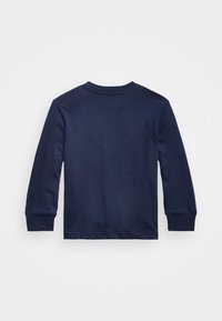 Mörkblå långärmad skjorta med rund halsringning och manschettärmar, uppställd mot en vit bakgrund.