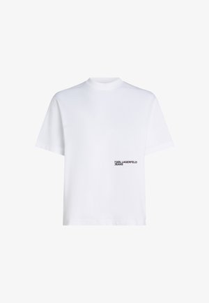 Weißes T-Shirt mit kurzen Ärmeln aus Baumwolle, das einen hohen Kragen hat und auf der linken Seite ein schwarzes "KARL LAGERFELD JEANS"-Logo trägt.