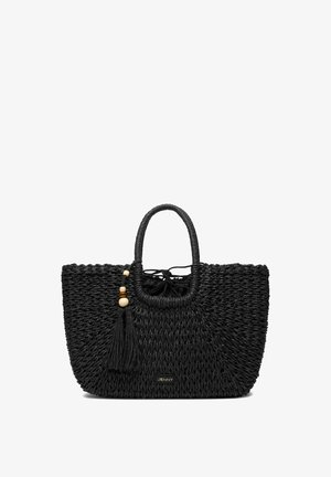 Černá pletená taška na rameno s kulatými držadly, látkovým vnitřním pytlíkem se šňůrkou a ozdobným střapcem s dřevěnými korálky na levé straně.