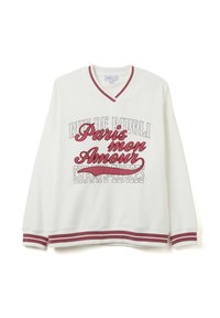 Felpa bianca con scollo a V, strisce rosse sul colletto e sui polsini, con la scritta "Paris mon Amour" in grassetto rosso e grigio.