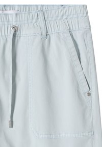 Shorts bleu clair avec taille élastique, cordon de serrage à l'avant, passants pour ceinture et poche latérale inclinée avec détail rivet métallique.