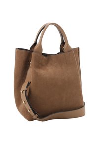 Borsa a spalla in suede marrone con manici in pelle liscia e tracolla regolabile con borchie in tonalità oro su sfondo bianco.
