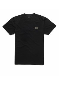 Camiseta de algodón negra con mangas cortas y cuello redondo. Presenta un pequeño logotipo circular dorado en la parte izquierda del pecho.