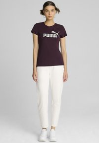 Puma LOGO TEE - Majica kratkih rukava s printom - midnight plum