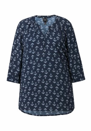 Marineblauwe tuniekblouse met wit ankerpatroon, driekwart mouwen, ronde halslijn en knoopsluiting aan de voorkant.
