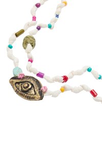 Spleciony biały sznurek na szyję z kolorowymi koralikami i centralnym dekoracyjnym złotym zawieszeniem w kształcie oka z teksturowanymi detalami.