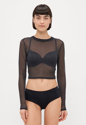 Sort langærmet mesh top med gennemsigtig stof og rund hals, parret med sorte højtaljede bikini-bunddele. Enkel, tætsiddende design.