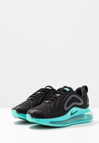 Černé sportovní tenisky s tyrkysovými akcenty, texturovaným svrškem, polstrovanou podrážkou a výrazným vlnitým designem s viditelnou jednotkou Air.
