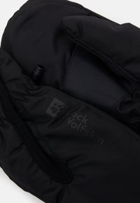 Moufles noires isolées avec une texture lisse, dotées d'un panneau semblable à du cuir et d'un logo Jack Wolfskin visible.