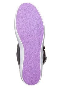 Semelle extérieure en caoutchouc violet avec une surface texturée pour la traction, bordée de plastique blanc. La partie supérieure présente un tissu gris et un fermoir en métal.