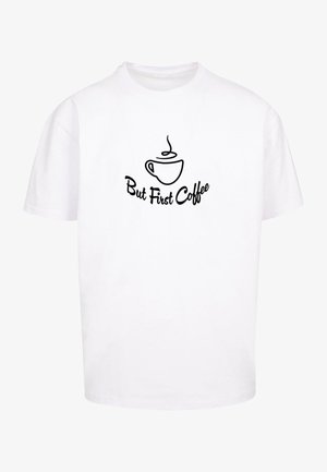 Weißes Baumwoll-T-Shirt mit einem schwarzen Grafikdesign eines Kaffeebechers mit Dampf und dem Text "Aber zuerst Kaffee" in einer verspielten Schriftart.