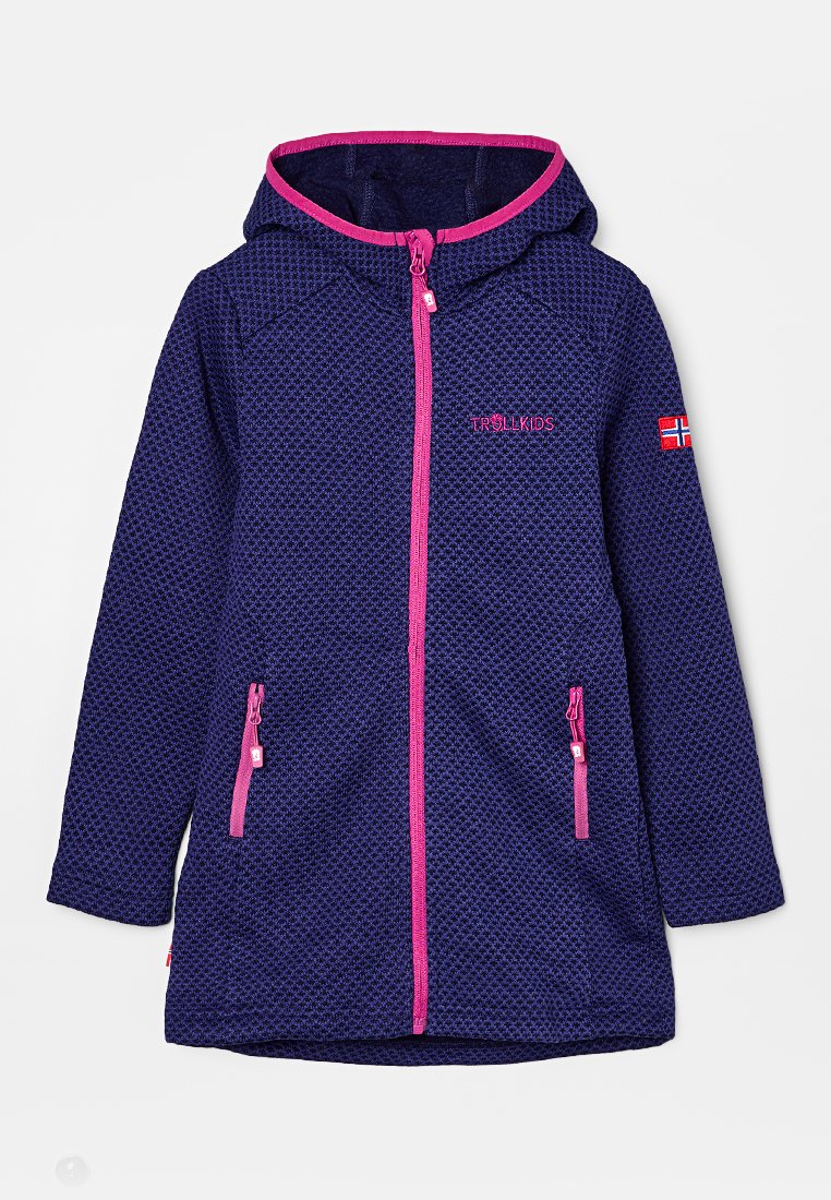 Giacca navy blue con zip e cappuccio, caratterizzata da un motivo testurizzato e dettagli rosa sulla cerniera e sul colletto. Logo ricamato e dettaglio della bandiera.