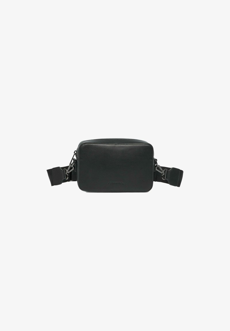 Czarna skórzana torba na ramię o prostokątnym kształcie, z zamknięciem na zamek błyskawiczny, regulowanym paskiem i subtelnym detalem logo z przodu.