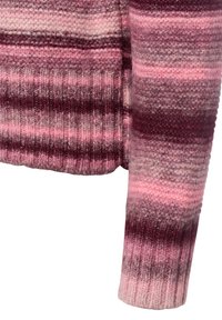Strickpullover in pinkem und lila Ombre, mit gerippten Bündchen und weichem Textil. Der Stoff zeigt unterschiedliche Streifenmuster.