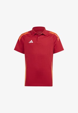 Polo shirt rosso con colletto, con accenti arancioni sulle spalle e un logo Adidas bianco sul petto. Tessuto texturizzato.