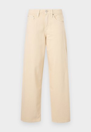 Μπεζ παντελόνι με ίσια γραμμή, μπροστινό κουμπί και φερμουάρ, θηλιές για ζώνη και σχέδιο με πέντε τσέπες σε απλό φωτεινό φόντο.