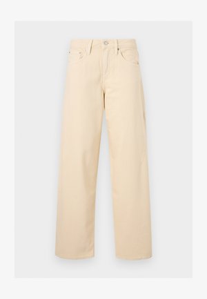 Μπεζ παντελόνι με ίσια γραμμή, μπροστινό κουμπί και φερμουάρ, θηλιές για ζώνη και σχέδιο με πέντε τσέπες σε απλό φωτεινό φόντο.