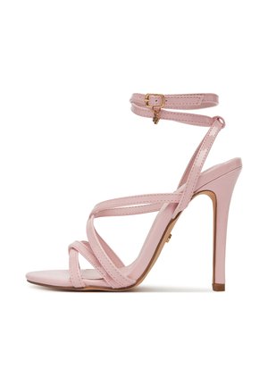 Pink højhælet sandal med flere krydsende stropper, ankelspænde og et elegant spids tå-design. Glat lakfinish med en beige sål.