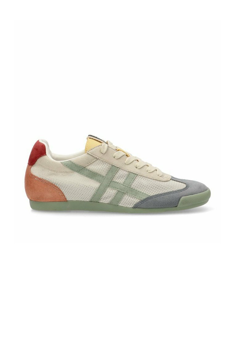 Zapatillas con una parte superior de malla beige, acentos de ante verde, puntera gris y talón rojo. Presentan una lengüeta amarilla y suela de goma verde.