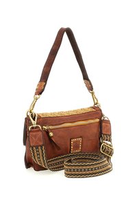 Borsa a tracolla in pelle marrone con un accento intrecciato texturizzato, hardware dorato, tasca con cerniera e una tracolla con motivo. Presenta borchie e un'etichetta rettangolare.